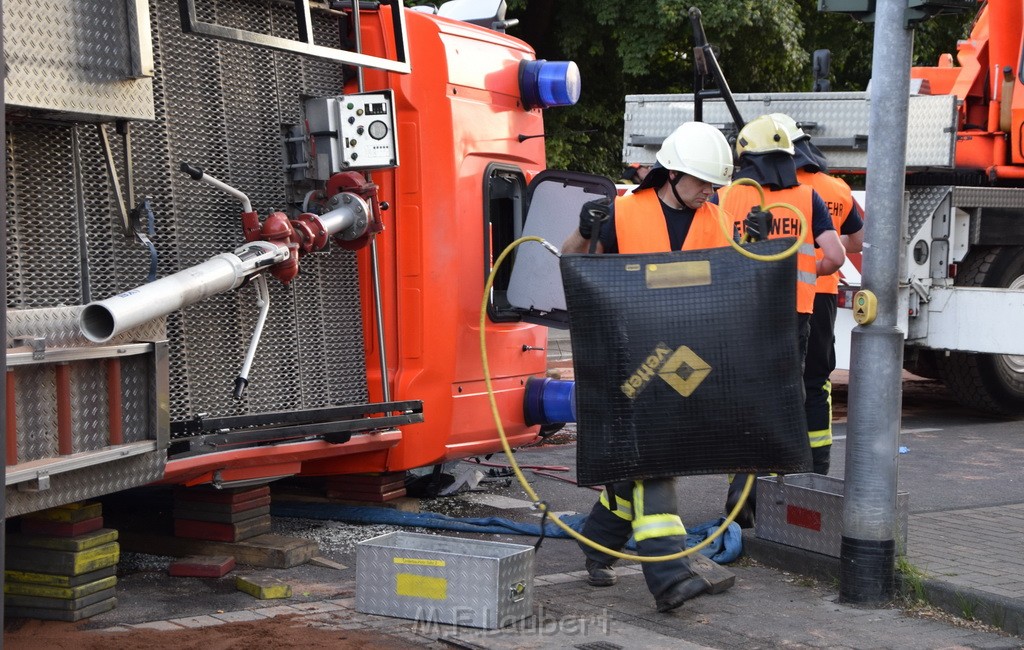 TLF 4 umgestuerzt Koeln Bocklemuend Ollenhauer Ring Militaerringstr P133.JPG - Miklos Laubert